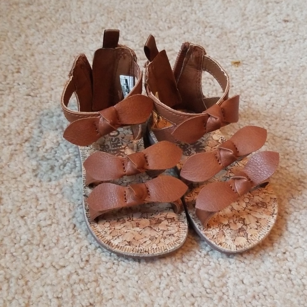 Oshkosh brown sandals size 4